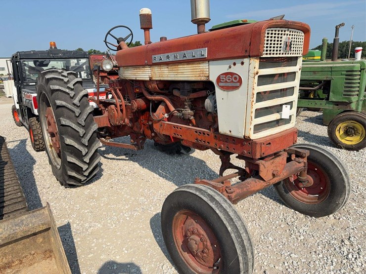 farmall-560-wide-front-end-tractor,-runs-but-needs-work-image-5