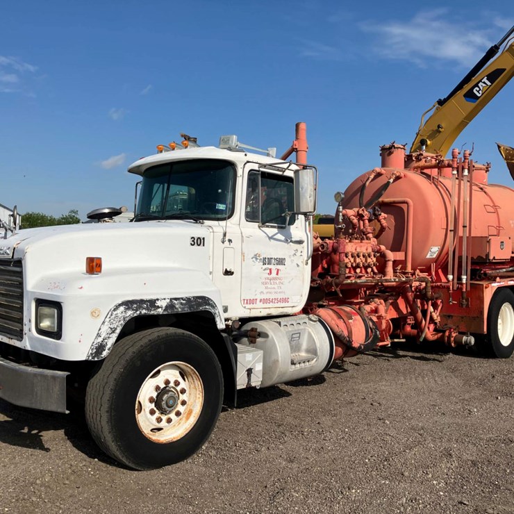 2001 MACK RD688S