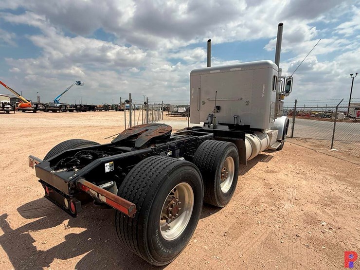 2013-peterbilt-388-image-3