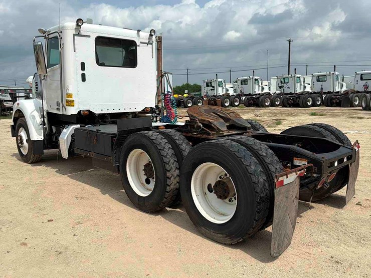 2016-(inoperable)-freightliner-sd122-image-6