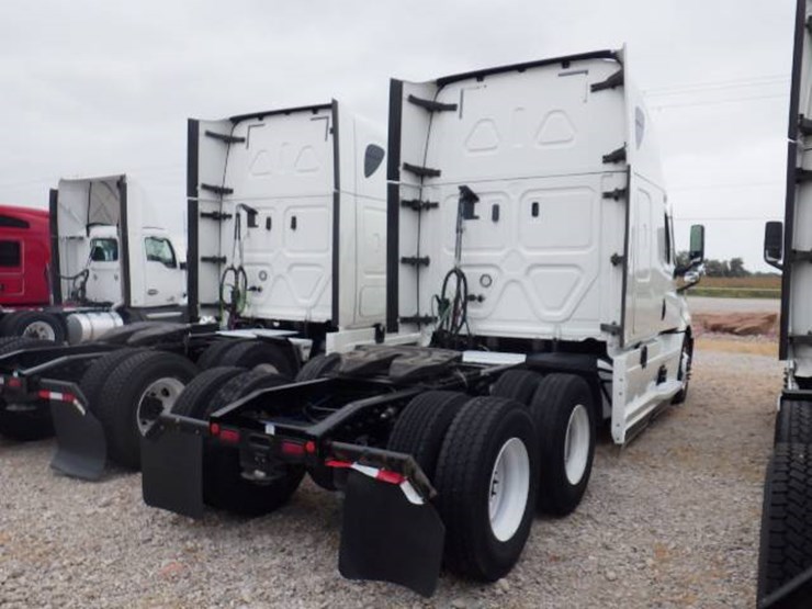2020-freightliner-cascadia-126-image-7