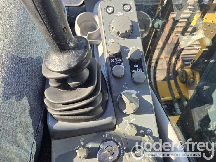 2022-deere-130g-image-84