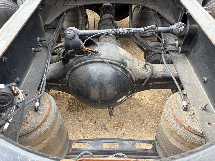 #78680-•-2014-volvo-vnm-truck-tractor-image-15