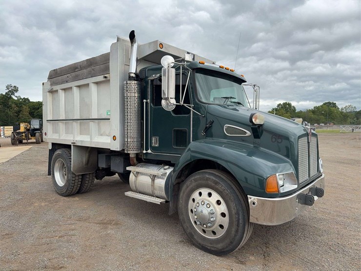 2001-kenworth-t300-image-2