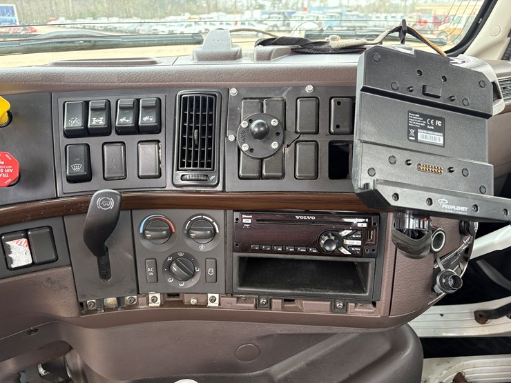 #78680-•-2014-volvo-vnm-truck-tractor-image-29