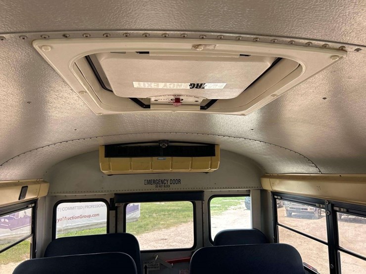 2004-ic-corporation-3000ic-school-bus-image-16