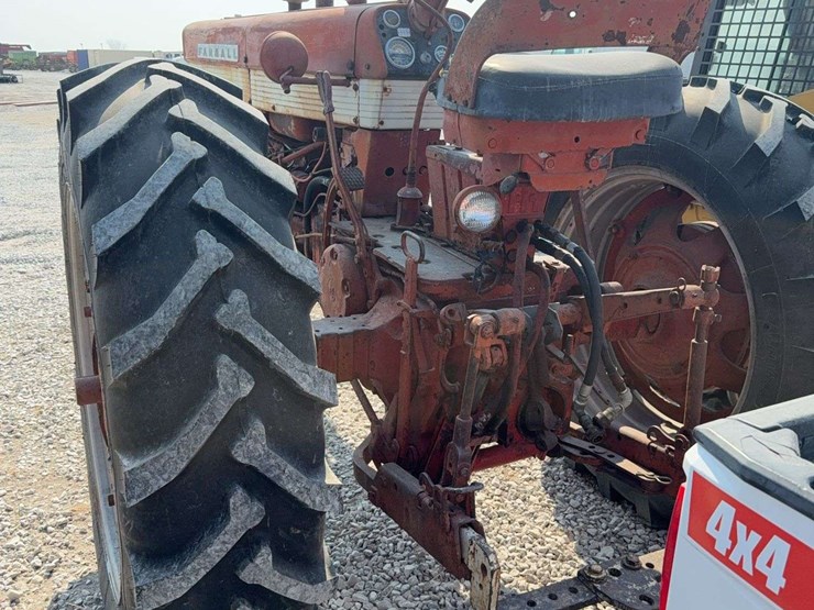 farmall-560-wide-front-end-tractor,-runs-but-needs-work-image-11
