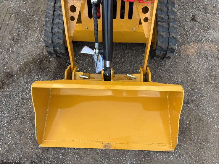 sdll30-stand-on-skid-loader-image-12