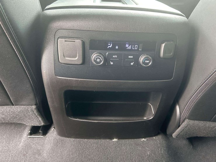 2019-chevrolet-tahoe-lt-image-25