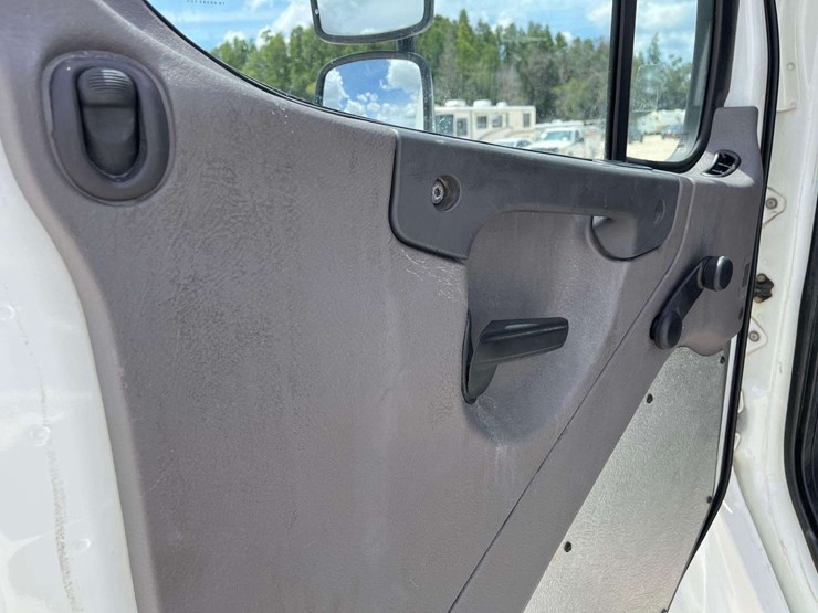 2018-freightliner-m2-106-cab-and-chassis-truck-image-7