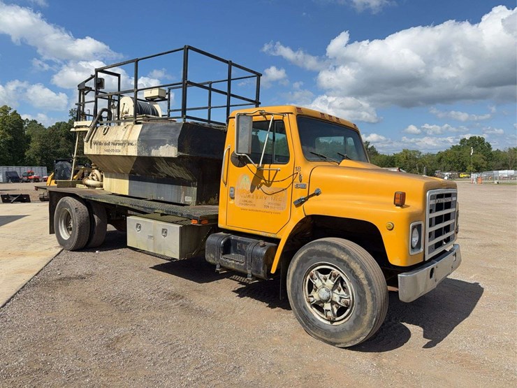 1986-international-1954-hydroseeder-image-2