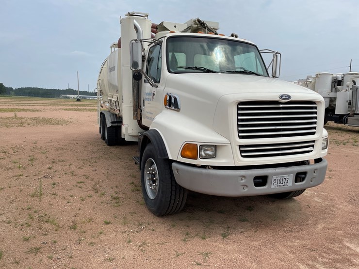 #4727-•-1998-ford-louisville-super-sucker-vac-truck-(wi-title-in-delay)-image-3