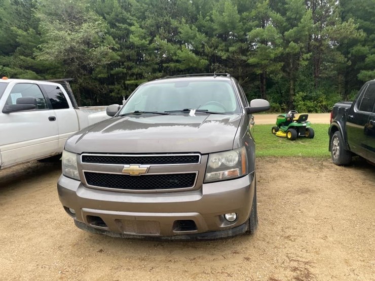 2011-chevrolet-suburban-image-2