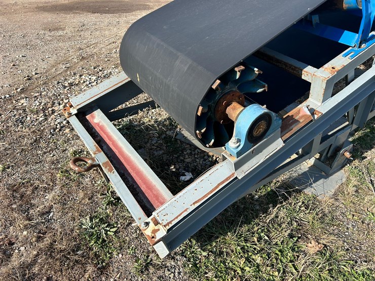 #115-•-2021-earthworm-st80-wheeled-radial-stacker-image-9