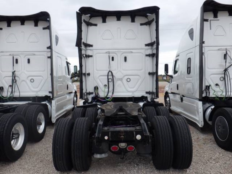 2021-freightliner-cascadia-126-image-7