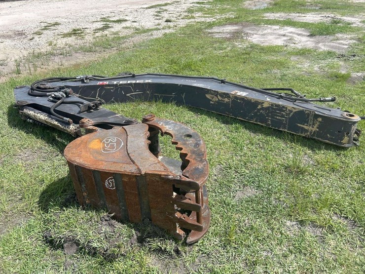 terex-loader-arm-with-bucket-image-2