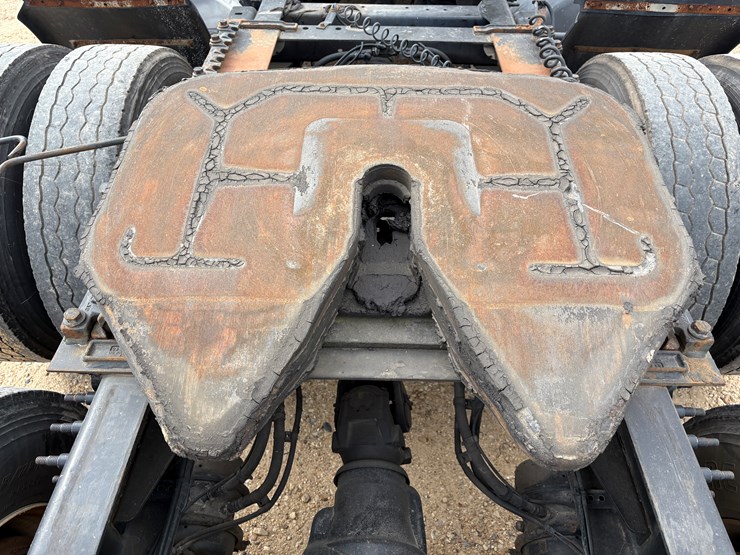 #78680-•-2014-volvo-vnm-truck-tractor-image-14