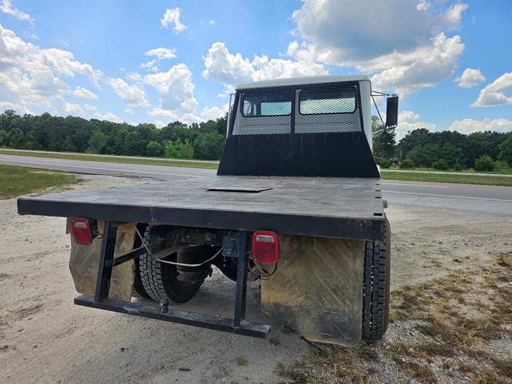 2002-freightliner-fl70-image-13