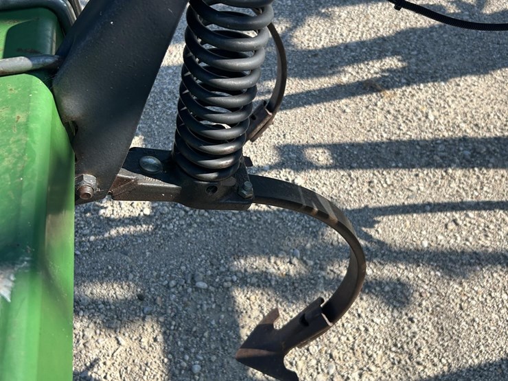2004-john-deere-2210-image-11