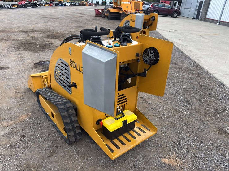 sdll30-stand-on-skid-loader-image-4