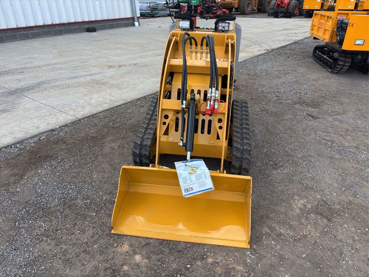 sdll30-stand-on-skid-loader-image-15