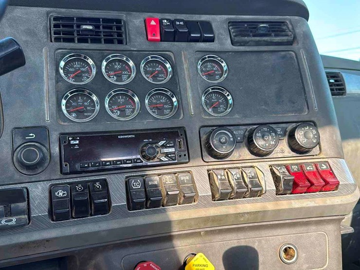 2019-kenworth-t880-image-16