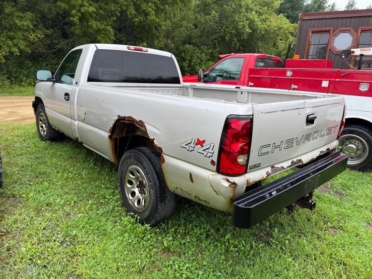 2006-chevy-silverado-1500-ls-truck-image-11