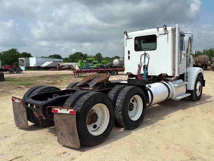 2016-(inoperable)-freightliner-sd122-image-4