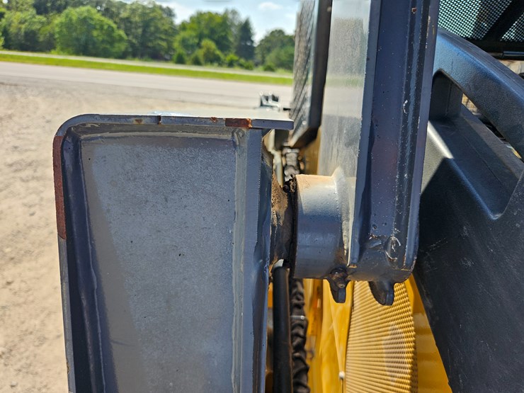 2010-deere-320d-image-72