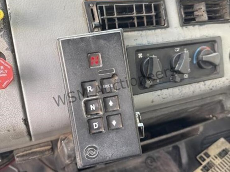 2003-freightliner-fl70-image-30