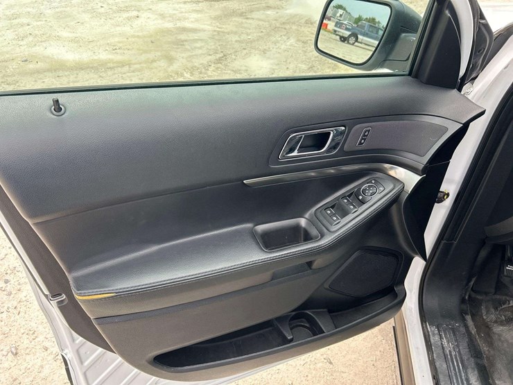 2016-ford-explorer-image-11