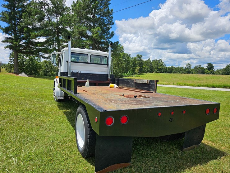 2000-freightliner-fl60-image-15