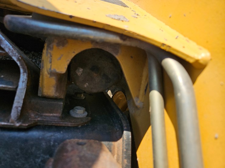 2004-caterpillar-236b-image-45