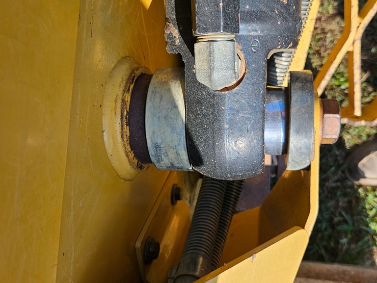 2014-caterpillar-953d-image-106