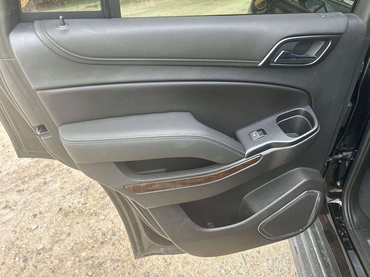 2019-chevrolet-tahoe-lt-image-23