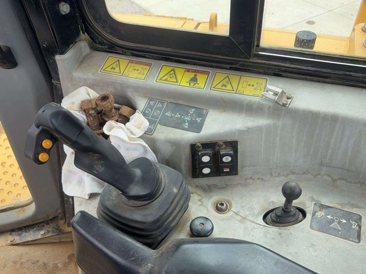 2013-caterpillar-d6t-xw-image-48