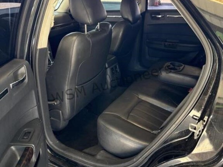 2009-chrysler-300-c-sdn-image-25