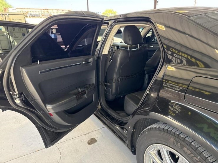 2009-chrysler-300-c-sdn-image-26
