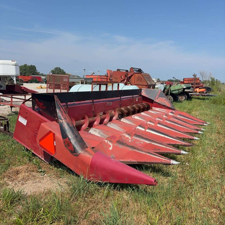 IH 983 8-row corn head