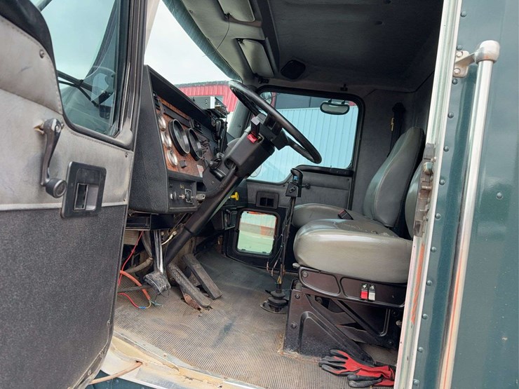 2001-kenworth-t300-image-40