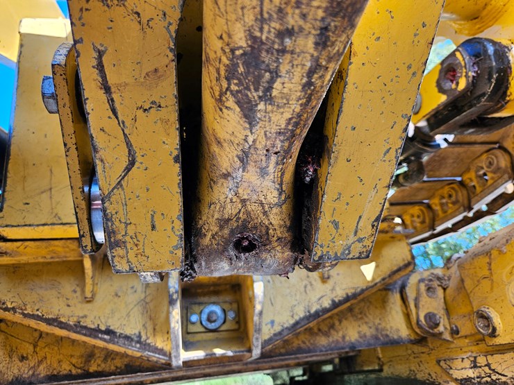 2014-caterpillar-953d-image-113