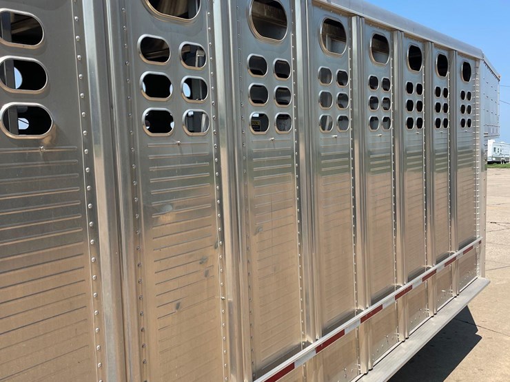 2014-wilson-livestock-trailer-image-18