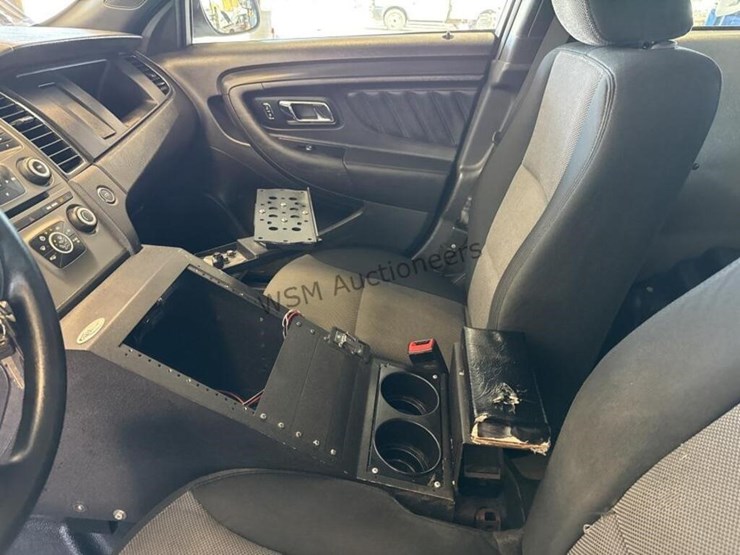 2013-ford-taurus-sdn-image-19