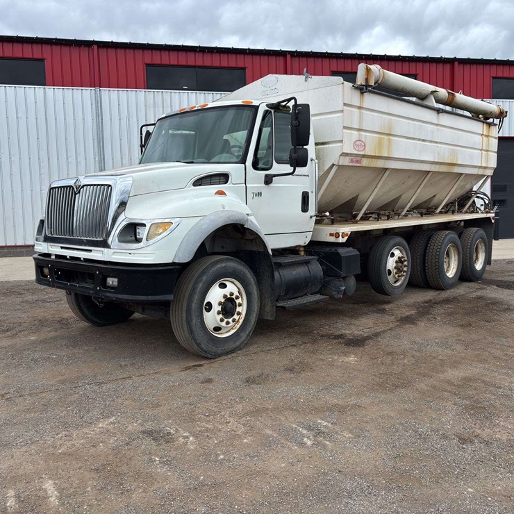 INTERNATIONAL 7600