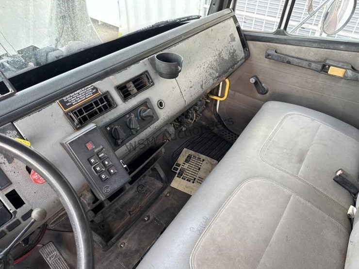 2003-freightliner-fl70-image-29