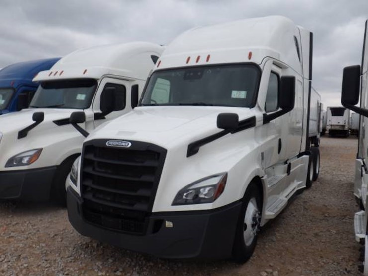 2020-freightliner-cascadia-126-image-1