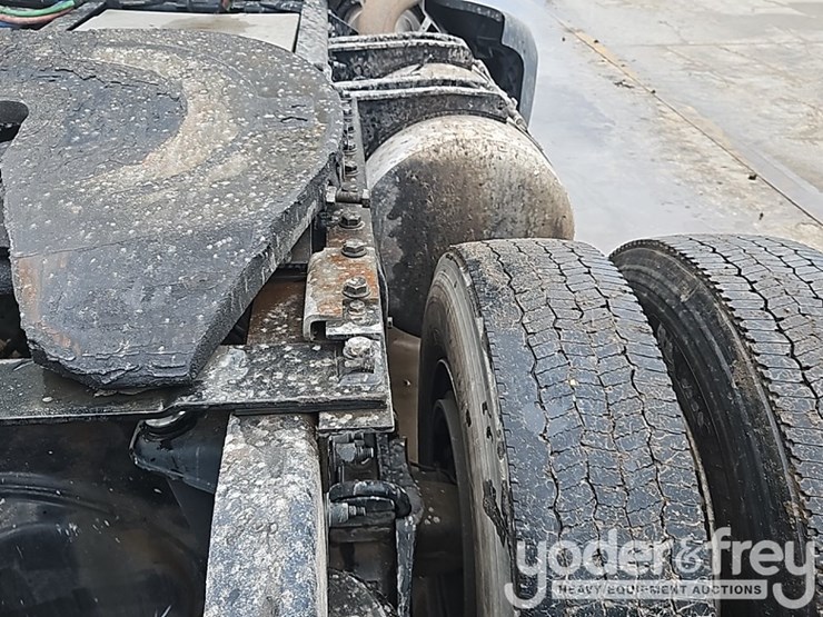 2015-peterbilt-579-image-18