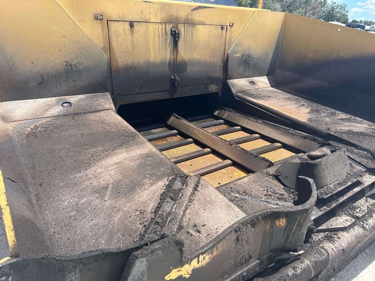 2012-caterpillar-at1055e-track-asphalt-paver-image-9