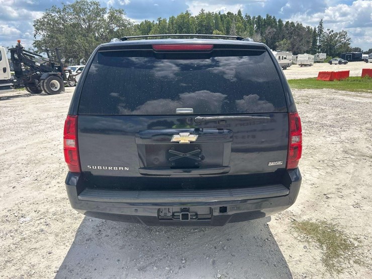 2008-chevrolet-suburban-image-21