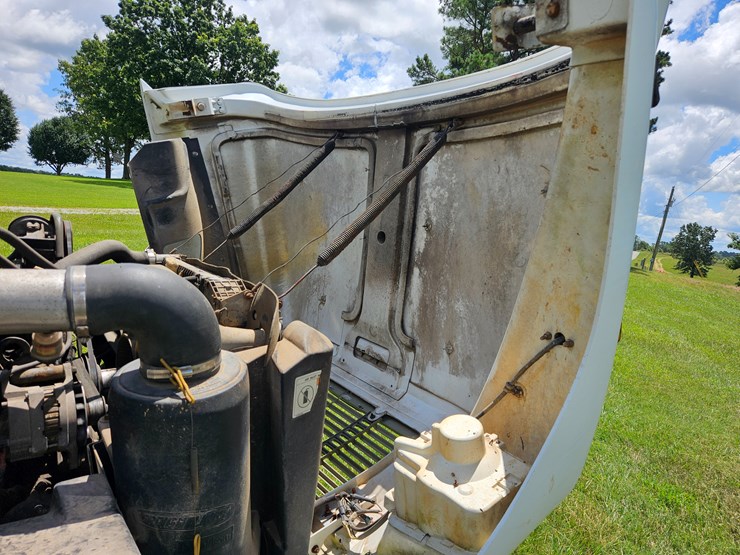 2000-freightliner-fl60-image-54